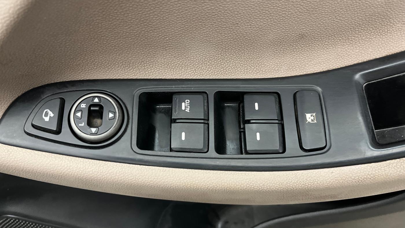 2018 Hyundai Elite i20 ASTA 1.2 (O), CNG, Manual, 1,15,452 km, Driver Side Door Panels Control