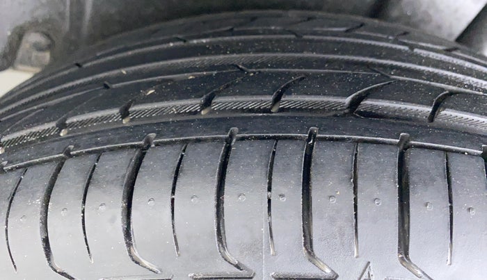 2014 Maruti Ertiga ZXI, Petrol, Manual, 60,849 km, Left Rear Tyre Tread