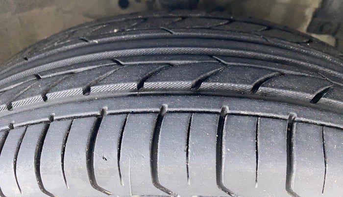 2014 Maruti Ertiga ZXI, Petrol, Manual, 60,849 km, Right Front Tyre Tread