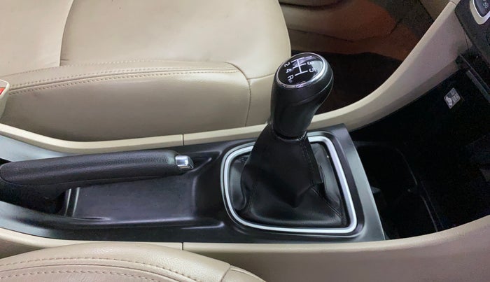 2016 Maruti Ciaz ZXI+, Petrol, Manual, 90,656 km, Gear Lever