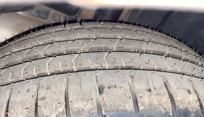 2016 Maruti Ciaz ZXI+, Petrol, Manual, 90,656 km, Right Rear Tyre Tread