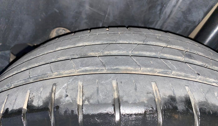 2016 Maruti Ciaz ZXI+, Petrol, Manual, 90,656 km, Left Rear Tyre Tread