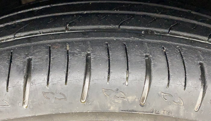 2022 Mahindra XUV700 MX P MT 5 STR, Petrol, Manual, 46,922 km, Right Front Tyre Tread