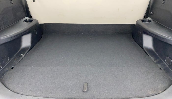 2022 Mahindra XUV700 MX P MT 5 STR, Petrol, Manual, 46,922 km, Boot Inside