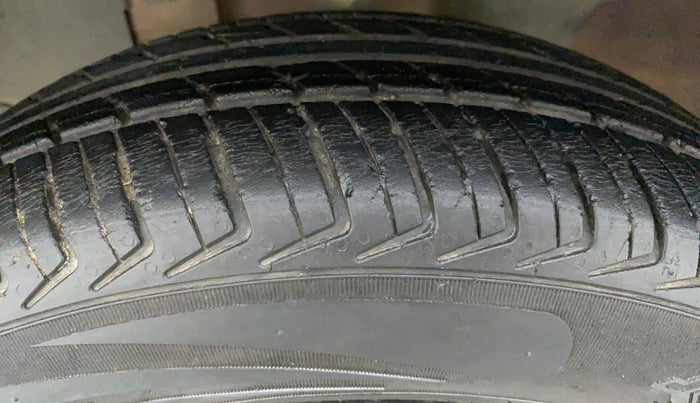 2017 Renault Kwid RXL, Petrol, Manual, 32,169 km, Left Front Tyre Tread