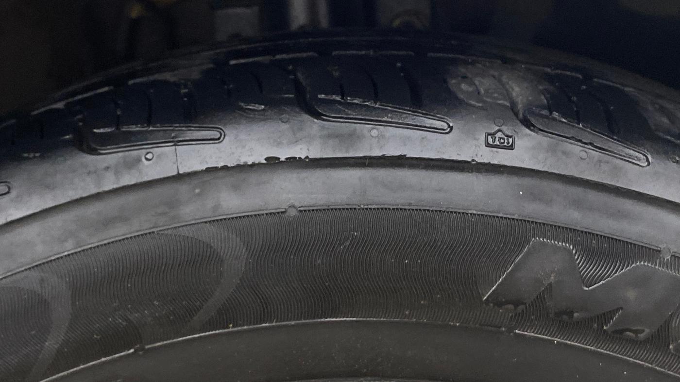 2016 Volkswagen Polo HIGHLINE1.2L, Petrol, Manual, 47,499 km, Right Front Tyre Tread