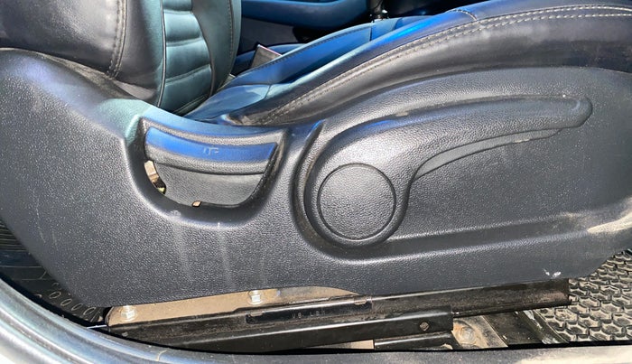 2016 Hyundai i20 Active 1.2 S, Petrol, Manual, 1,13,687 km, Driver Side Adjustment Panel