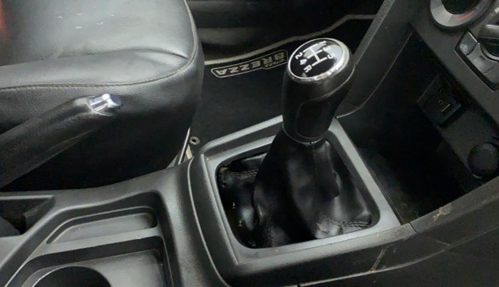 2017 Maruti Vitara Brezza VDI (O), Diesel, Manual, 93,577 km, Gear lever - Boot cover slightly torn