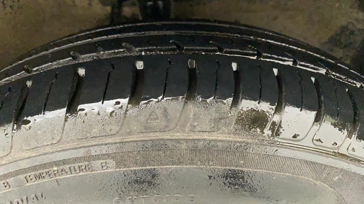 2010 Maruti Swift Dzire VXI, Petrol, Manual, 422 km, Right Front Tyre Tread