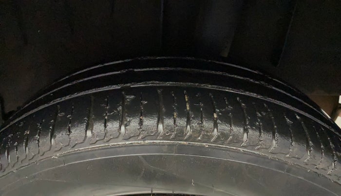 2019 Renault TRIBER RXZ, Petrol, Manual, 33,015 km, Left Rear Tyre Tread