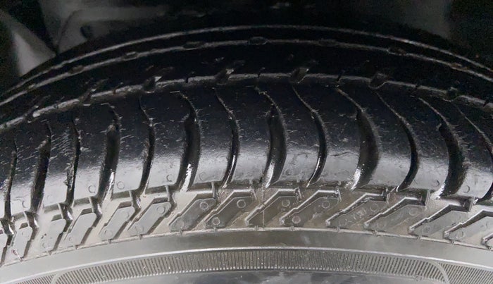 2017 Ford Figo Aspire 1.2 TITANIUM PETROL, Petrol, Manual, 30,118 km, Left Front Tyre Tread