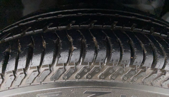 2017 Ford Figo Aspire 1.2 TITANIUM PETROL, Petrol, Manual, 30,118 km, Right Front Tyre Tread