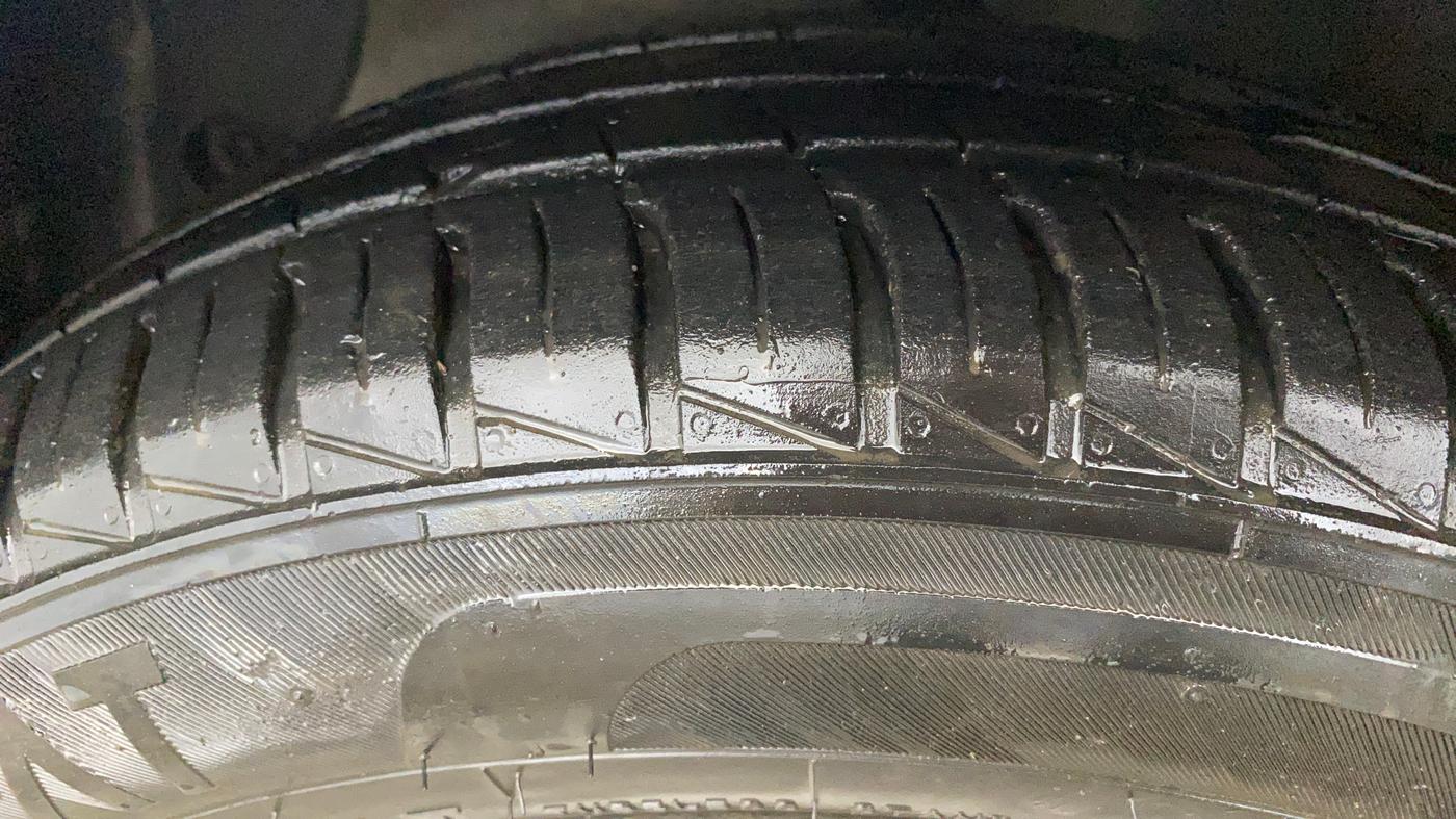 2017 Hyundai Grand i10 MAGNA 1.2 KAPPA VTVT, CNG, Manual, 51,981 km, Left Front Tyre Tread