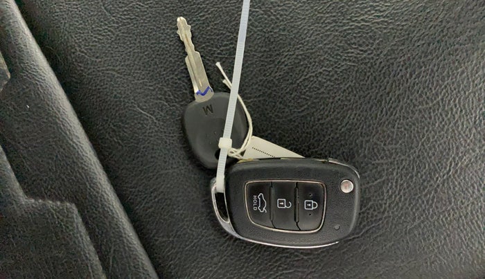 2020 Hyundai AURA S 1.2, Petrol, Manual, 52,404 km, Key Close Up