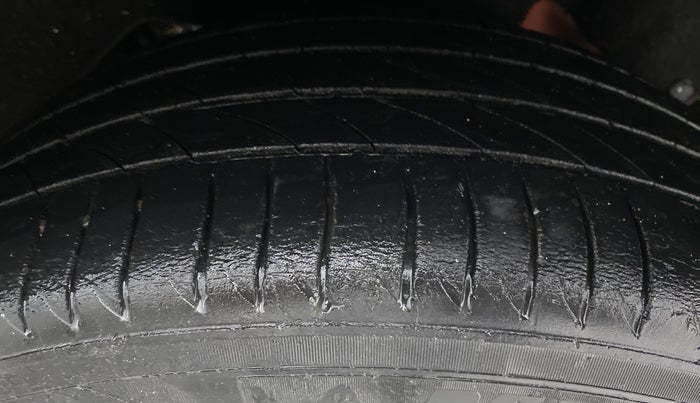 2016 Maruti Vitara Brezza LDI OPT, Diesel, Manual, 30,501 km, Left Rear Tyre Tread
