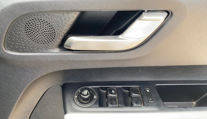 2022 Tata PUNCH CREATIVE  AMT, Petrol, Automatic, 68,887 km, Driver Side Door Panels Control