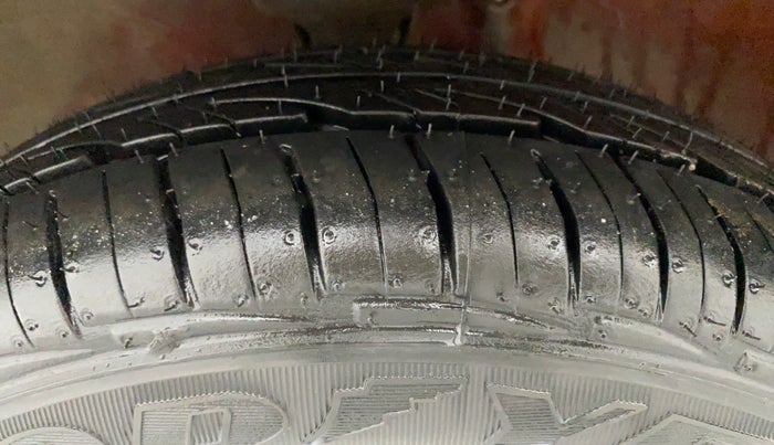 2010 Maruti Alto LXI, Petrol, Manual, 24,809 km, Left Front Tyre Tread