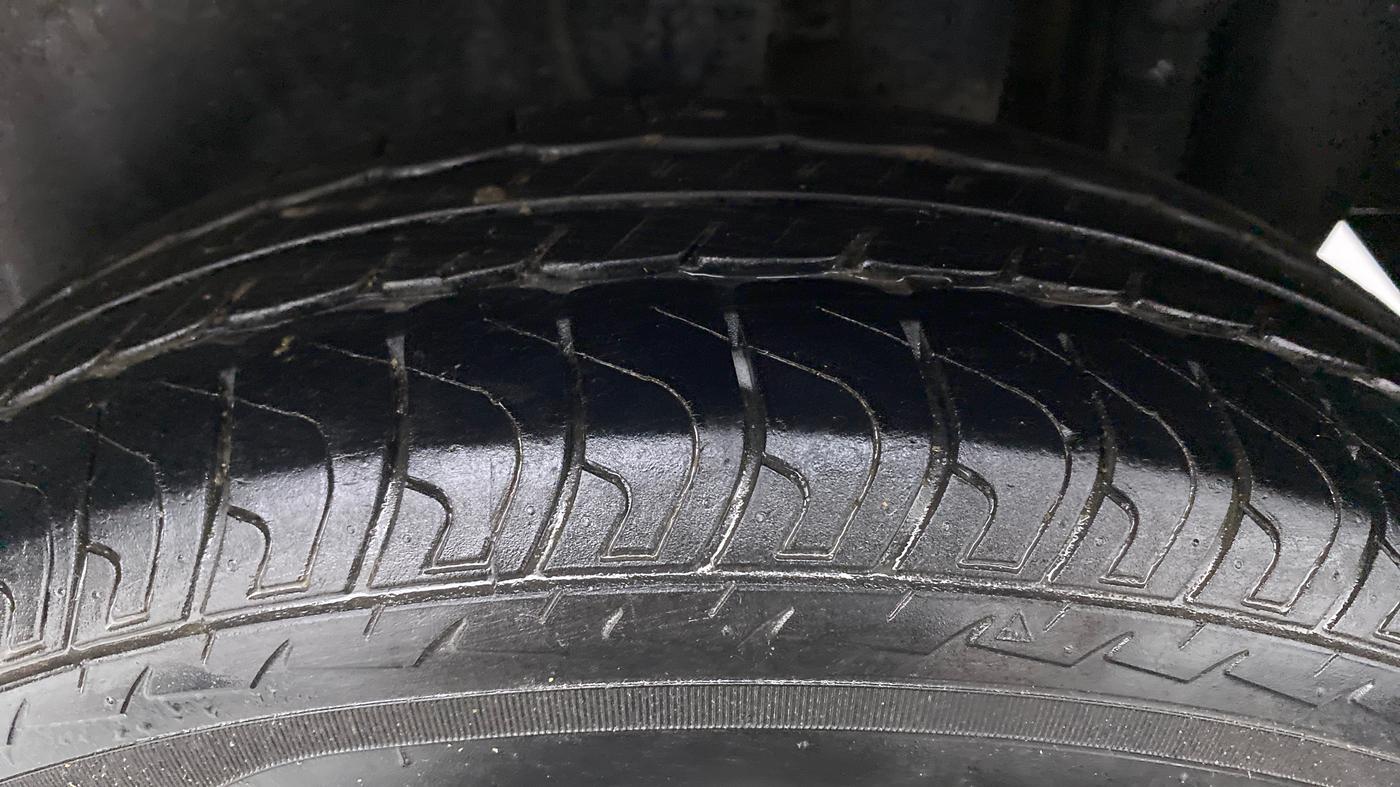 2016 Maruti Swift VXI, Petrol, Manual, 52,900 km, Left Rear Tyre Tread