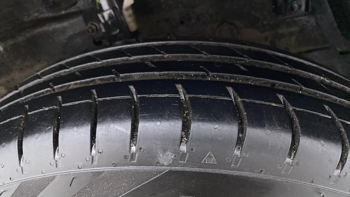 2016 Maruti Swift VXI, Petrol, Manual, 52,900 km, Right Front Tyre Tread