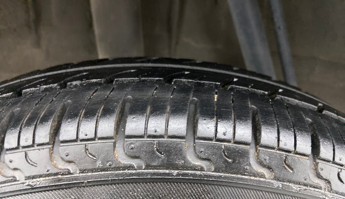 2017 Renault Kwid RXL, Petrol, Manual, 33,233 km, Right Rear Tyre Tread