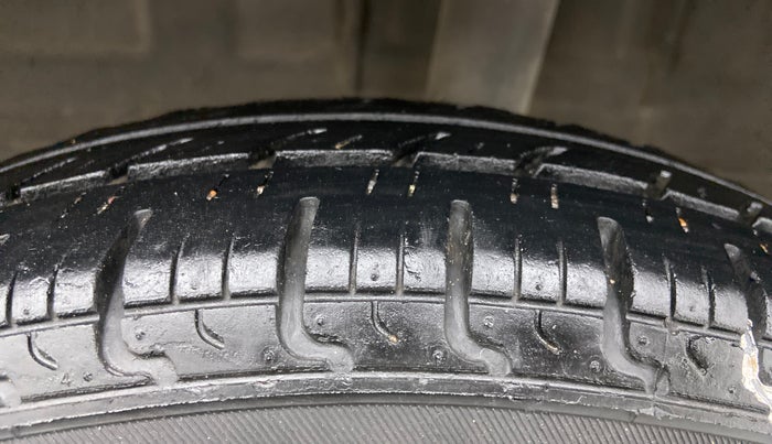 2017 Renault Kwid RXL, Petrol, Manual, 33,233 km, Left Rear Tyre Tread