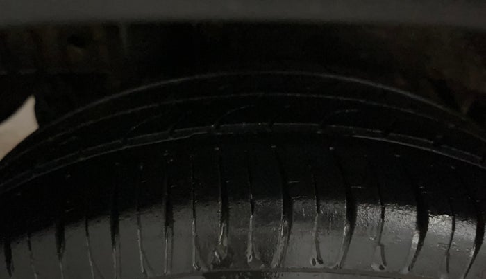 2016 Mahindra Kuv100 K4 6 STR, CNG, Manual, 49,693 km, Right Rear Tyre Tread