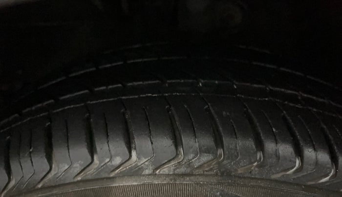 2016 Mahindra Kuv100 K4 6 STR, CNG, Manual, 49,693 km, Left Front Tyre Tread