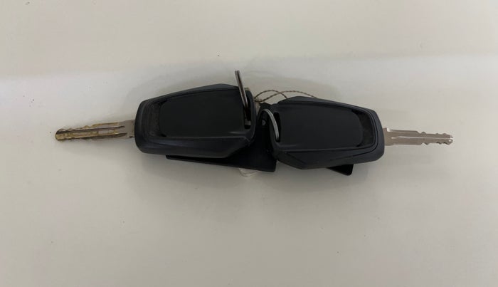 2016 Mahindra Kuv100 K4 6 STR, CNG, Manual, 49,693 km, Key Close Up