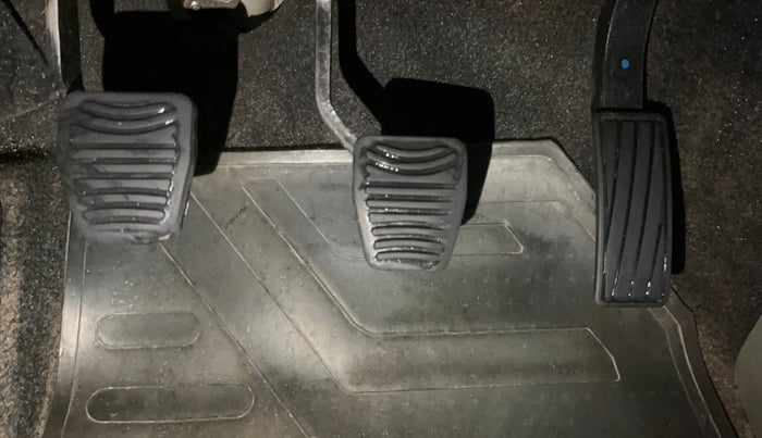 2016 Mahindra Kuv100 K4 6 STR, CNG, Manual, 49,693 km, Pedals