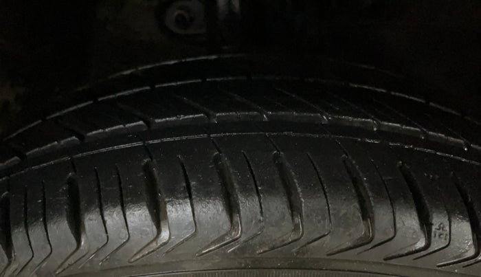 2016 Mahindra Kuv100 K4 6 STR, CNG, Manual, 49,693 km, Right Front Tyre Tread