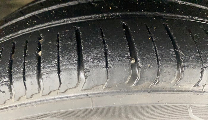 2021 Renault TRIBER RXZ, Petrol, Manual, 40,007 km, Right Front Tyre Tread