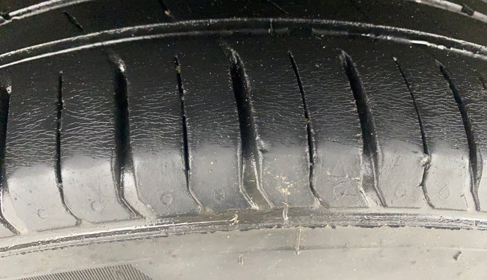 2021 Renault TRIBER RXZ, Petrol, Manual, 40,007 km, Right Rear Tyre Tread