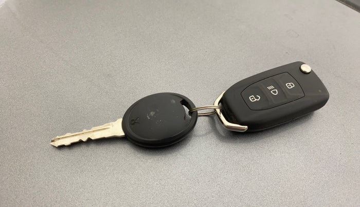 2018 Tata Tiago XZA PETROL, CNG, Automatic, 36,938 km, Key Close Up