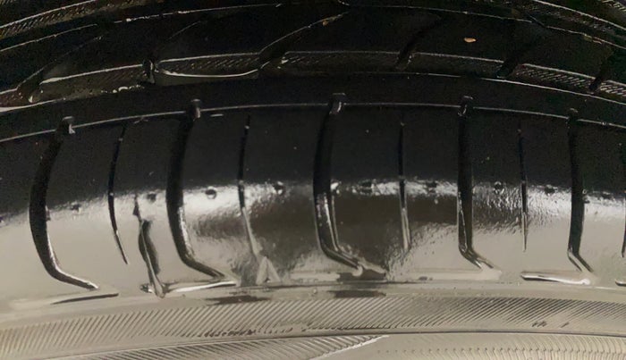 2017 Volkswagen Vento HIGHLINE PETROL AT, Petrol, Automatic, 84,972 km, Right Rear Tyre Tread