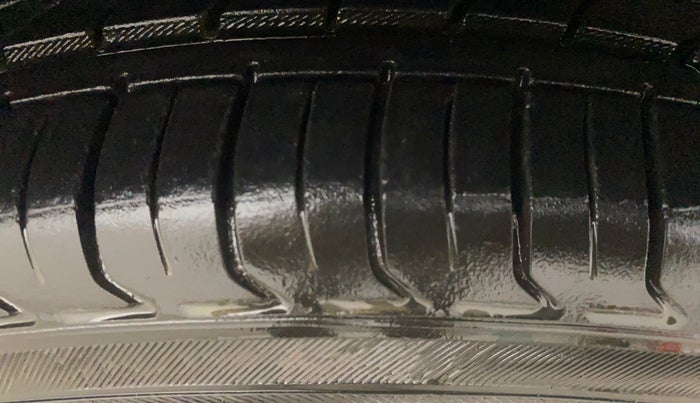 2017 Volkswagen Vento HIGHLINE PETROL AT, Petrol, Automatic, 84,972 km, Right Front Tyre Tread