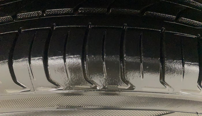 2017 Volkswagen Vento HIGHLINE PETROL AT, Petrol, Automatic, 84,972 km, Left Front Tyre Tread