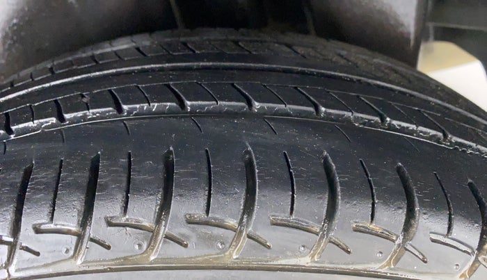 2014 Maruti Ciaz VXI, Petrol, Manual, 66,665 km, Left Rear Tyre Tread