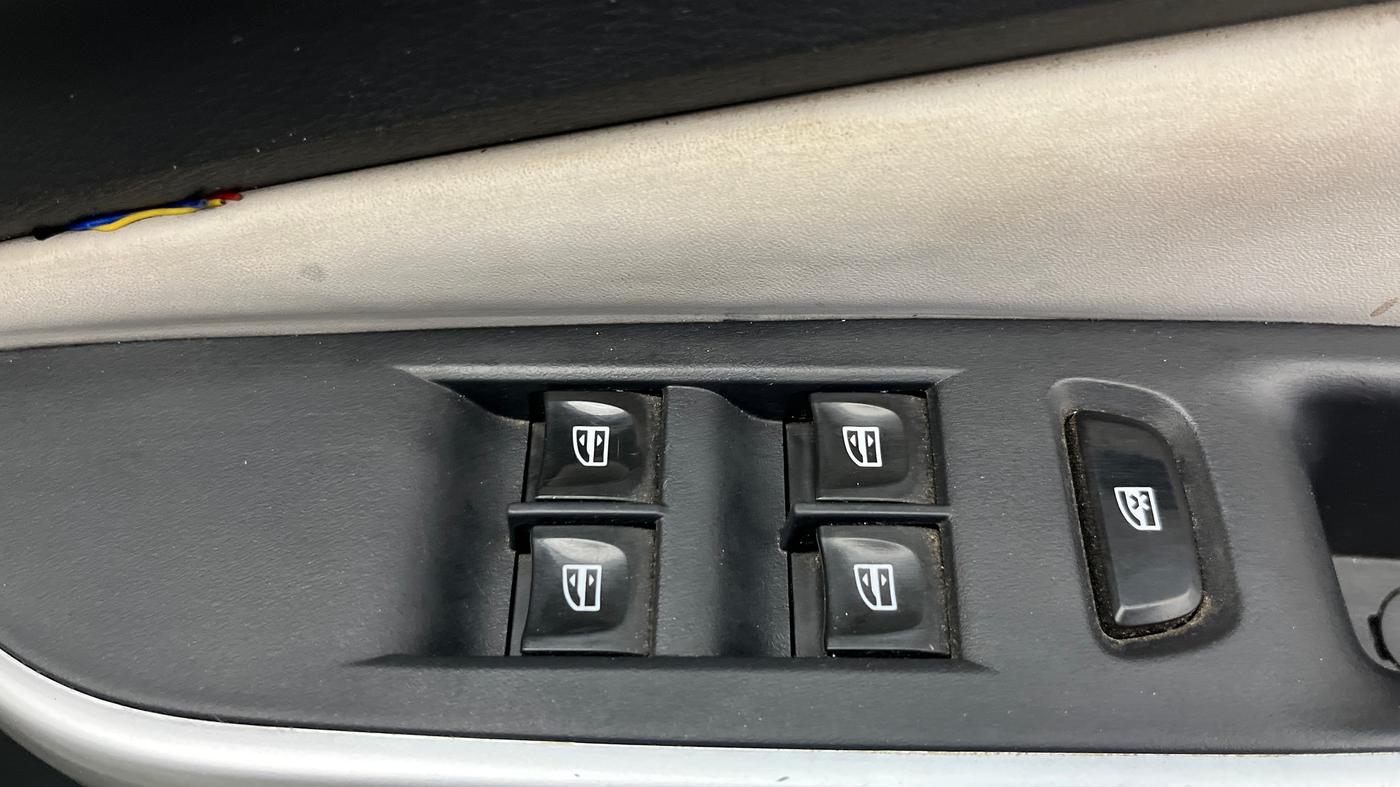 2023 Nissan MAGNITE XE, Petrol, Manual, 52,126 km, Driver Side Door Panels Control
