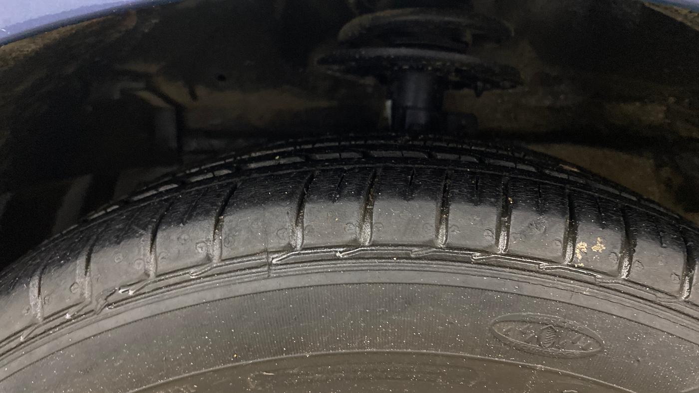 2018 Maruti Ciaz ALPHA  AT 1.5 SHVS PETROL, Petrol, Automatic, 81,561 km, Left Front Tyre Tread