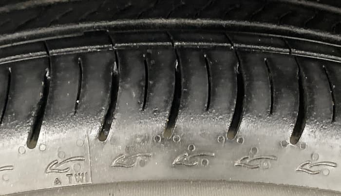 2016 Volkswagen Vento COMFORTLINE 1.2 TSI AT, Petrol, Automatic, 1,18,221 km, Left Front Tyre Tread