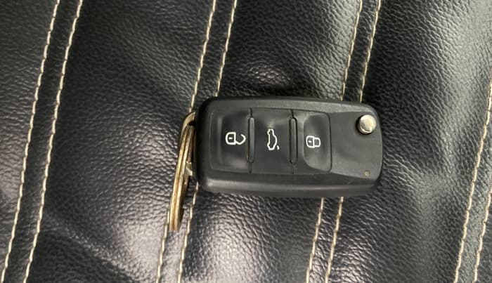 2016 Volkswagen Vento COMFORTLINE 1.2 TSI AT, Petrol, Automatic, 1,18,221 km, Key Close Up