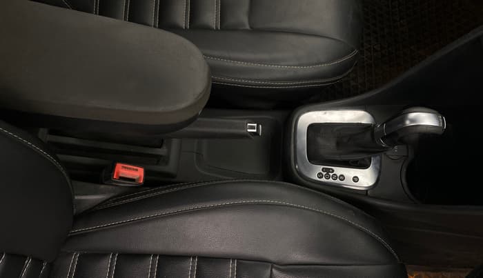 2016 Volkswagen Vento COMFORTLINE 1.2 TSI AT, Petrol, Automatic, 1,18,221 km, Gear Lever