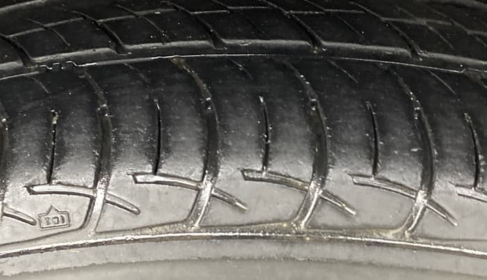 2016 Volkswagen Vento COMFORTLINE 1.2 TSI AT, Petrol, Automatic, 1,18,221 km, Right Rear Tyre Tread