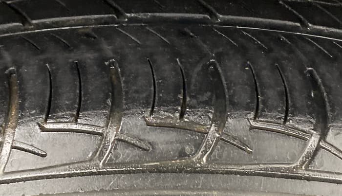 2016 Volkswagen Vento COMFORTLINE 1.2 TSI AT, Petrol, Automatic, 1,18,221 km, Left Rear Tyre Tread