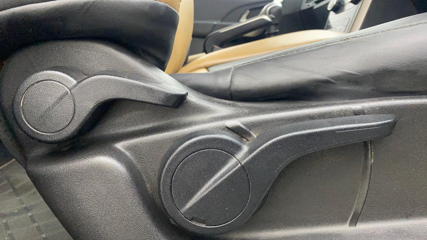 2020 Mahindra XUV500 W9, Diesel, Manual, 78,213 km, Driver Side Adjustment Panel
