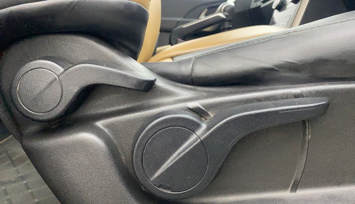 2020 Mahindra XUV500 W9, Diesel, Manual, 78,213 km, Driver Side Adjustment Panel