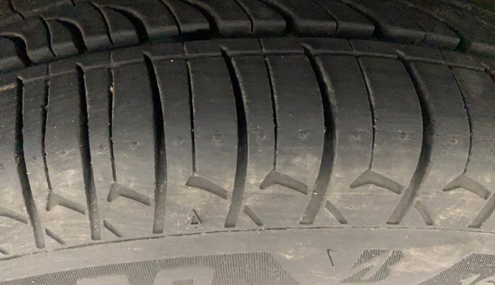 2019 Maruti Swift VXI, Petrol, Manual, 77,713 km, Left Front Tyre Tread