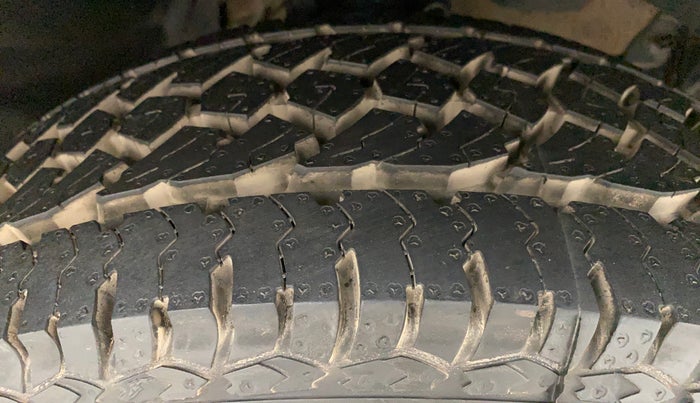 2017 Renault Duster RXL 1.6 PETROL, Petrol, Manual, 48,000 km, Right Front Tyre Tread