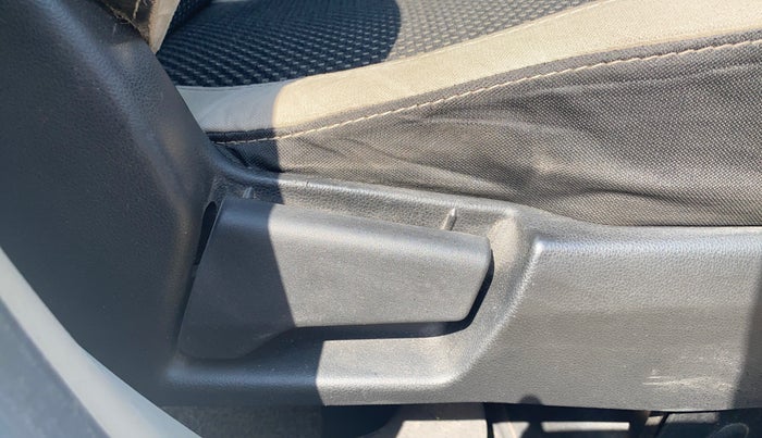 2020 Renault TRIBER RXZ, Petrol, Manual, 82,282 km, Driver Side Adjustment Panel