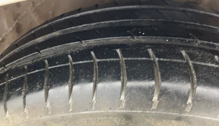 2017 Hyundai Elite i20 SPORTZ 1.2, Petrol, Manual, 63,020 km, Right Front Tyre Tread